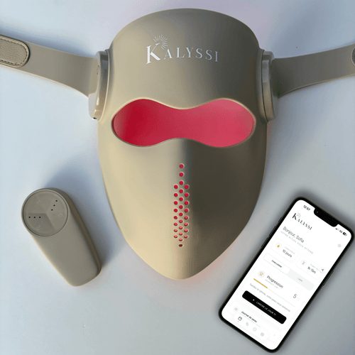 Masque LED visage Skin Glow PRO Kalyssi avec télécommande et application mobile affichant le suivi du rituel lumineux