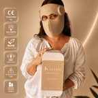 Cliente Kalyssi présentant le packaging premium du masque LED Skin Glow PRO.
