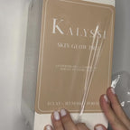 Vidéo unboxing du coffret Kalyssi qui contient le masque LED Skin Glow PRO + télécommande + pile AAA + chargeur USB-C + pochette de protection en velours et notice d'utilisation.
