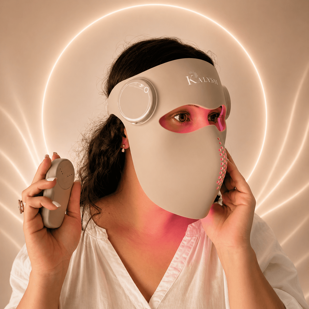 Femme utilisant le masque LED Kalyssi à domicile pour une séance de soin visage anti-âge.